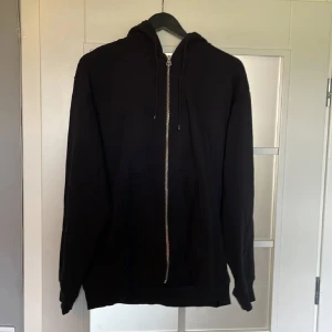 Svart Zip Hoodie Weekday - Svart zip hoodie, bra skick,