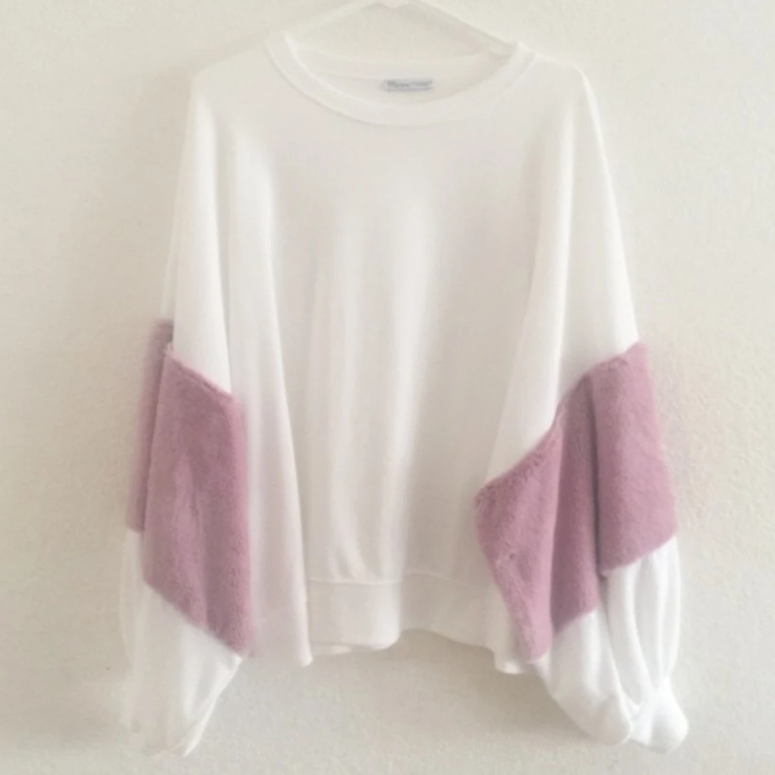 Vit tröja med rosa plyschdetaljer - 92