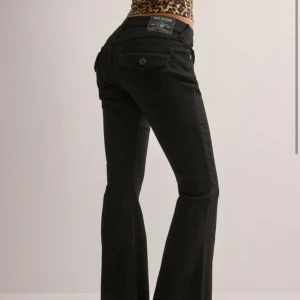 SÖKER! True religion jeans joey low rise flare i W25 eller W24!!! - SÖKER!!!! True religion jeans joey low rise flare svarta i storlek W25 eller W24!!!