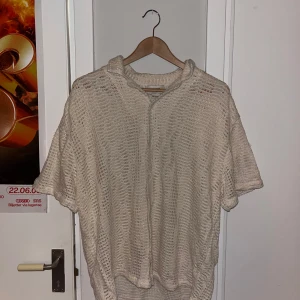 Skjorta - Tja! Säljer nu denna sommarskjortan då den aldrig använts.  Alltså har den inga defekter:) 