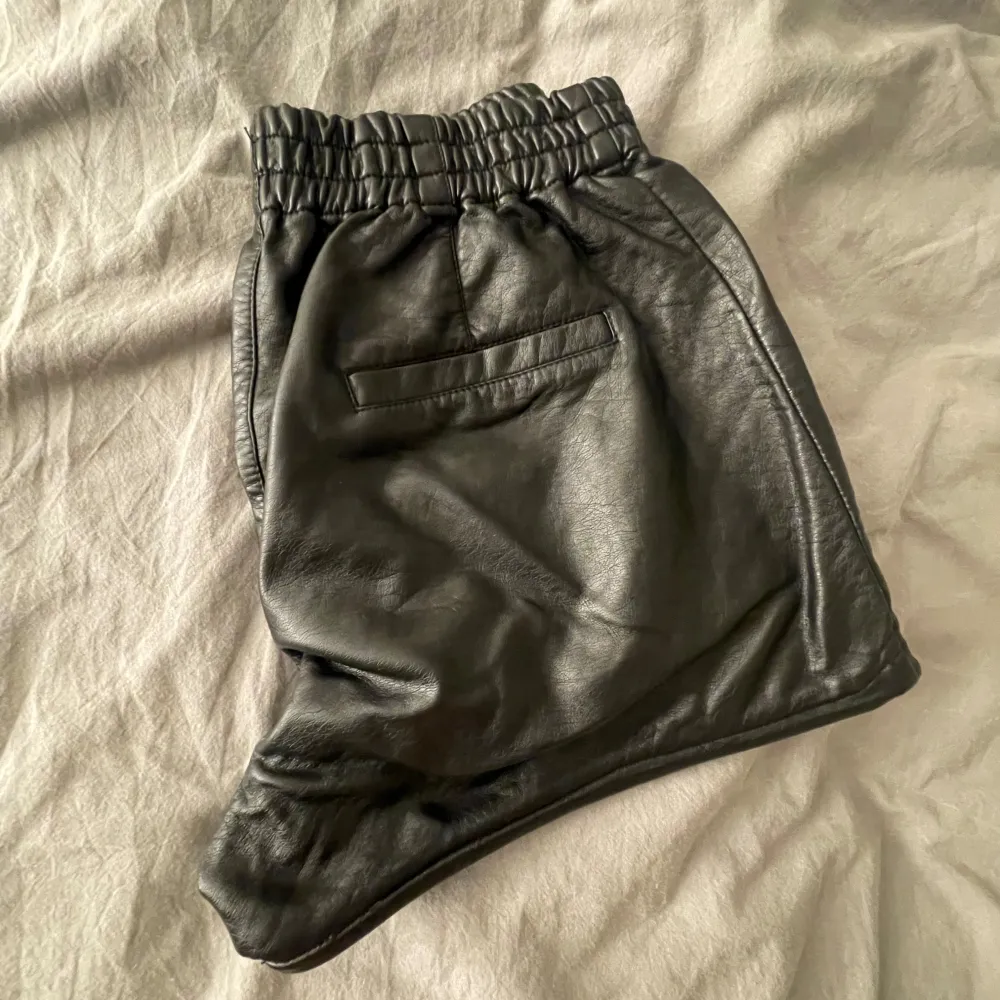 Galet snygga lädershorts som sitter perfekt. Säljer pga att jag har liknande. Storlek S. Shorts.