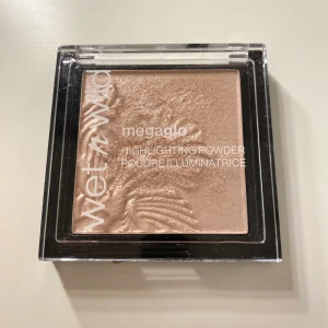 Wet n wild highlighter  - Highlighter,  liknar diors paletthighlighter!!! Säljer snabbt!