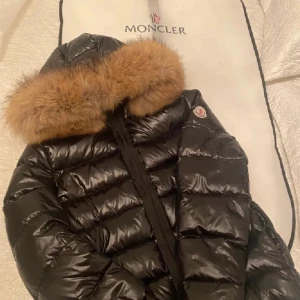 Moncler jacka  - Säljer min jättefina moncler jacka i bra skick. Har tyvärr inget kvitto då jag köpt jackan på plick, men det går att scanna taggen.