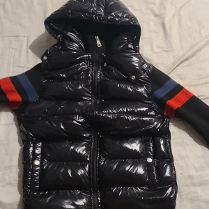 Moncler cardigan - Säljer min moncler cardigsn för att jag inte gillar den längre ovh den sitter dåligt, skick 9/10 inte använd så mycket