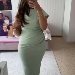 Lång festklänning/Balklänning - Jättefin festklänning endast använd 1 gång under fåtal timmar, den är i väldigt bra sick