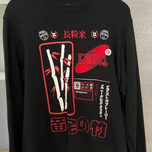 Kenzo Sweatshirt - Kenzo Sweatshirt Annorlunda, unik Kenzo tröja Strl M Svart  Nypris 3599