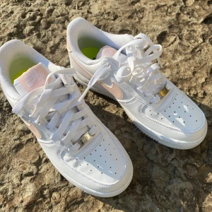 Nya Nike Air Force 1  - Oanvända Nike air force 1 i stl 37. Vita med rosa logga. 
