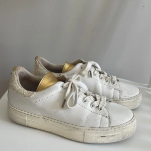 Sneakers från maje 💙 - Stilrena skor från maje. Väl använda och defekter förkommer💙 normala i storleken!