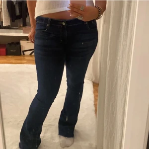 Jeans  - Säljer dessa lågmidjade jeans från Nelly, storlek 38💕 Använt max 5 ggr