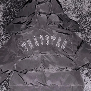 Trapstar jacka  - Jackan är äkta köpt för 3000kr hittar inte kvittot så lägger ut jacka för 1200kr