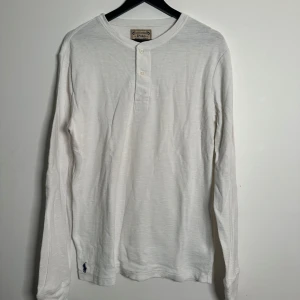 Tröja Ralph Lauren  - Långärmad vit tröja från Polo Ralph Lauren. Storlek M. Bra skick!   