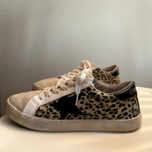 Snygga leopard skor - Säljer mina snygga leopard sneakers i storlek 41, i mycket bra begagnat skick💞med leopardmönster och fin svart stjärndetalj, samt silver text där bak🌞lite slitna där fram, skriv för fler bilder eller kom gärna med prisförslag💞