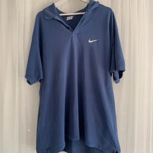 Nike piké - 💙Snygg piké i strl XL 💙Passar perfekt som oversized, se bild 2 💙Litet hål framtill men inget som märks