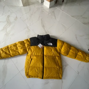The North Face 1996 Retro Nuptse Jacka M - Säljer en TNF 1996 retro jkt som är köpt från The North Face  butiken i Stockholm. Nypris: 3799kr mitt pris 1599kr! Obs! Behöver kemtvättas. Då det finns små färgskiftningar på den (har tvättat den fel)