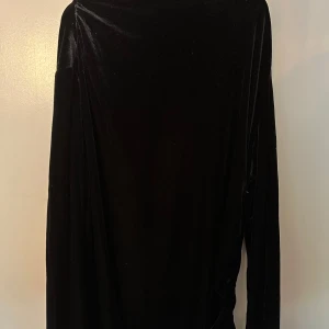 Svart Sammetsklänning - Säljer denna fina klänningen som jag köpte i vintras, men som jag bara har använt en gång. Så eftersom att jag bara har använt denna klänningen vid ett tillfälle, samt att det hänger en liten lös tråd vid ena ärmen, så är klänningen i gott skick.
