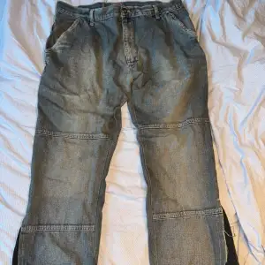 Säljer ett par coola jeans från Up Grade. Jag har sytt i dom själv, sytt up dom och gjort dom större längst ner på byxbenet. 