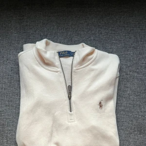 Ralph lauren half zip - Storlek S, säljer vidare då jag tycker den inte passar mig. Dvs näst intill oanvänd.