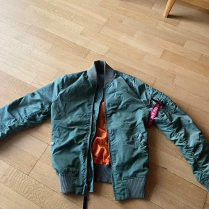 Alpha jacka - Jättefin alpha bomberjacka i storlek XS. Knappt använd. Nypris runt 1100. 