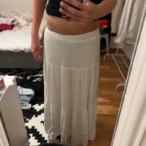 vit lång kjol  - Jag säljer en vit lång kjol från stradivarius i storlek S/M som har använts få gånger då den är för kort för mig. Den är i mycket bra skick💗