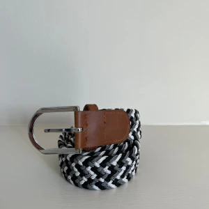 Flätat bälte - Hej! Säljer detta feta flätade bälte! Passar på alla storlekar! Bältet är ca. 110cm långt.