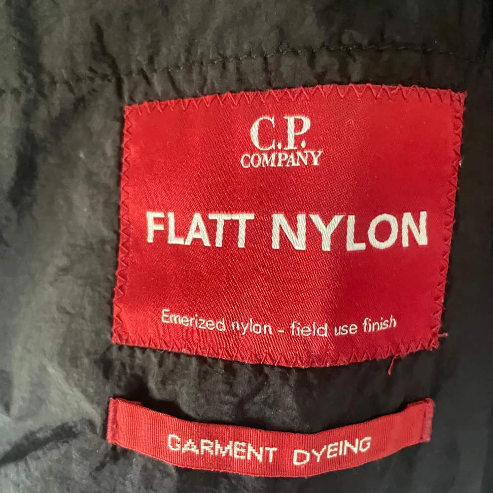 Säljer ”C.P. COMPANY FLATT NYLON HOODED LENS JACKET” i storlek 48(sitter som M), knappt använd, väldigt bra skick!   Mitt pris: 1900. Jackor.