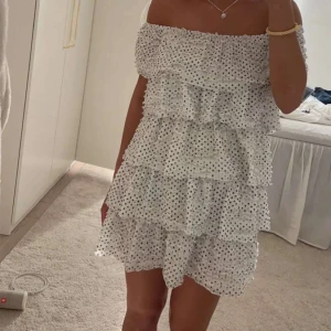 Prickig klänning zara - Säljer denna slutsålda klönning som är sjukt efterfrågad! Super fin!!🩷