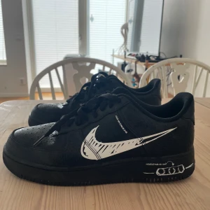 Ait Force 1 svarta - Svarta Air force 1 väldigt bra skick storlek 44. Använd knappt 10 gånger