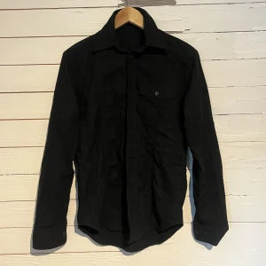 Svart Sirus linneskjorta (M) - Säljer nu denna svarta Sirus linneskjorta för 50kr! Den är i storlek M och är i mycket bra skick. Pris kan diskuteras, hör av dig vid funderingar!😁