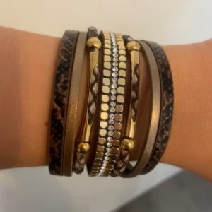 Armband - Supersnyggt ”snakeskin” armband med gulddetaljer🔥 Säljer då jag hellre änvänder silver!