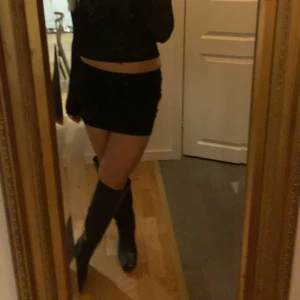 Svarta boots - Säljer mina svarta boots med äkta läder då de inte kommer till så mycket användning längre. Dom är använda men i fint skick! Tveka inte att höra av er vid frågor eller fler bilder 💕nypris: 1500kr
