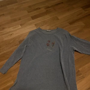 Gullig trekvartsärmad tröja - Söt tröja med blomtryck i jättebra skick💕