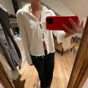 Vit topp - Säljer superfin knyt-topp från Gina! Använd 1 gång så den är i princip i nyskick❤️🙏🏼