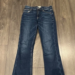 Jeans  - Jeans från Gina, använda typ 2 gånger så därmed väldigt fina och som nya. Är i storlek 164 men skulle säga att de sitter som en S, jag är även 168 och tycker dom är bra längd.