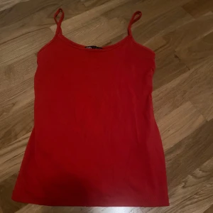 Rött zara linne - Rött linne från zara i bra skick❤️