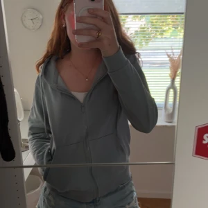 Zip - En ziphoodie som tyvärr inte kommer till användning längre. Jättevarmt och mjuk inuti. Använd fåtal gånger