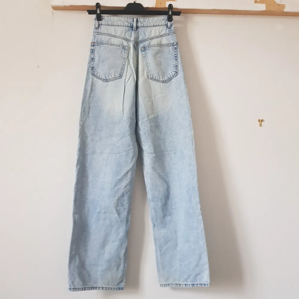 Säljer ett par ljusa jeans från H&M Divided i storlek 32 (dam XS). De har en klassisk femficksdesign. Jeansen är raka och har en tvättad look. . Jeans & Byxor.