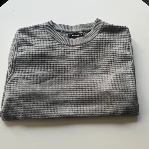 J.lindeberg kofta - J.lindeberg sweatshirt, i grå färg storlek M, knappt använd!