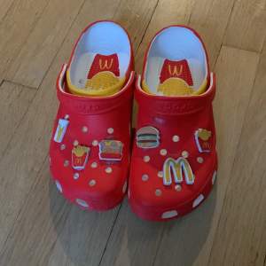 Säljer ett par McDonalds crocs köpta i USA i augusti och säljer pga använder dom ej, kvitto kan hittas ifall de behövs