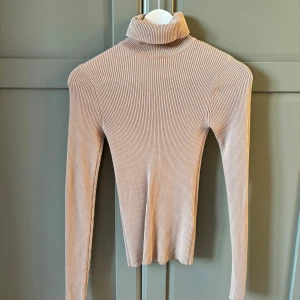 Polotröja  - Beige polotröja som enbart använts 1 gång.