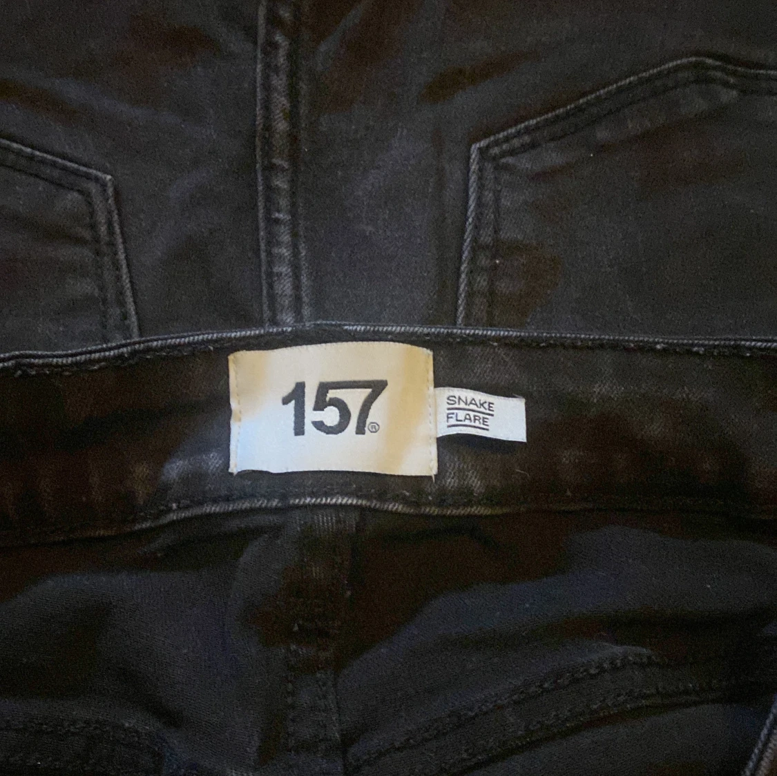 Svarta Snake Flare jeans från 157 - 91