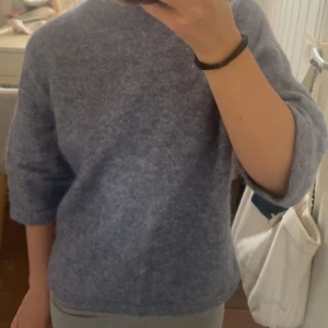 Other stories tröja - Säljer denna populära other stories tröjan Köpt förra året men inte använts så mycket Inga skador Originalpris: 800 kr