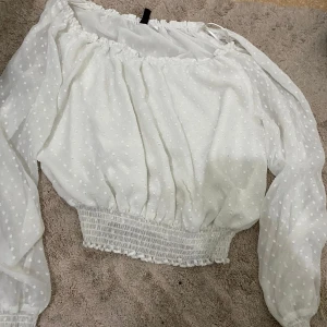 Fin blus - Jättteee finnn blus med vita prickar på.