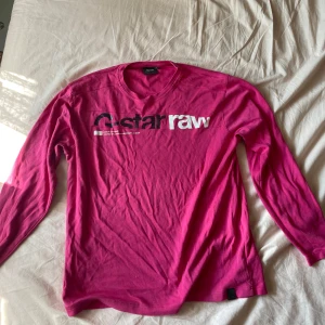 g-star långärmad - en rosa långärmad från märket G-star. säljer då den knappt kommer till användning. trycket på ryggen är lite slitet, se andra bilden. pris kan diskuteras! står storlek XL men skulle säga M-L.