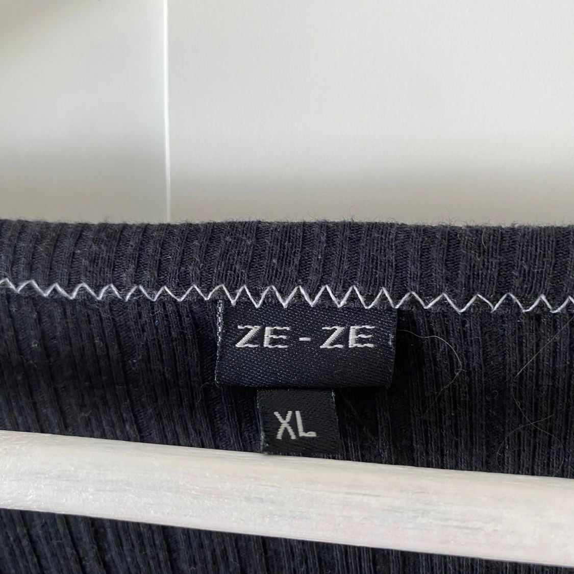 Svart ribbad tröja från Ze-Ze - 92