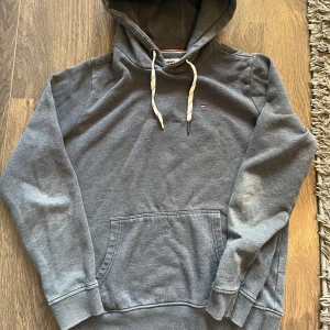 Tommy hilfiger - Tja säljer denna feta tommy jeans/hilfiger hoodien då den är lite för liten på mig. Kom pm vid funderingar och frågor! Strlk M men passar även S
