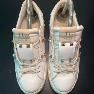 Valentino Skor  - Hej! Säljer nu dessa Valentino Opens, storlek 37.5, skicket bedömer vi är använt utan större skador , tveka inte på att höra av er vid frågor kring skorna! 