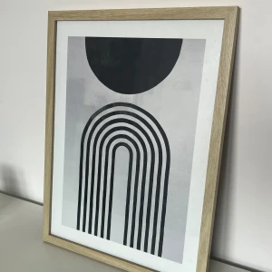 Poster + tavelram - Säljer denna trendiga postern från desenio med en tavelram i ljust trä från rusta. Postern heter ”Berlin arches No2 poster” och köptes för 179 kr. Måttet är 30x40 cm. Skriv gärna vid intresse eller frågor😊