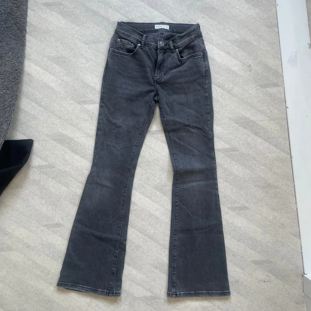 Gråa perfect jeans från Gina, bra skick, använt några gånger, säljer pga försmå💕. Jeans & Byxor.