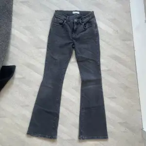 Gråa perfect jeans från Gina, bra skick, använt några gånger, säljer pga försmå💕