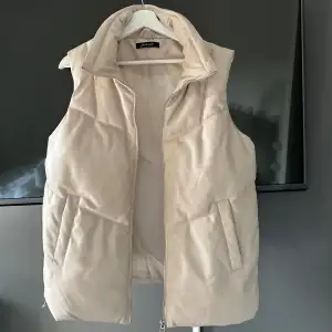 Jätte fin beige läder väst, varm, skön och lite oversize. Knappt använd.